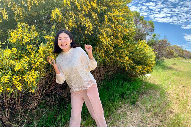 ワイルドフラワーと笑顔の吉田朱里の写真